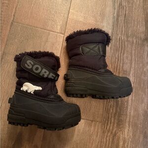 Sorel boots size 7 toddler 
EUC 

Pet free and smoke free home